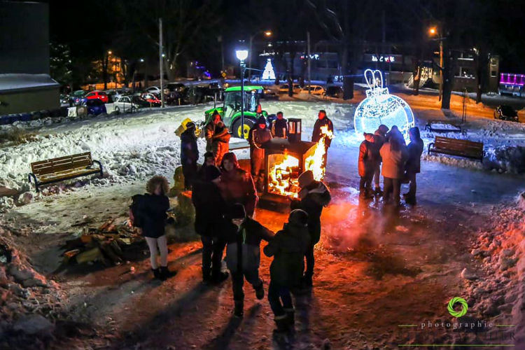 Un foyer a permis aux gens de se réchauffer en soirée Photo gracieuseté