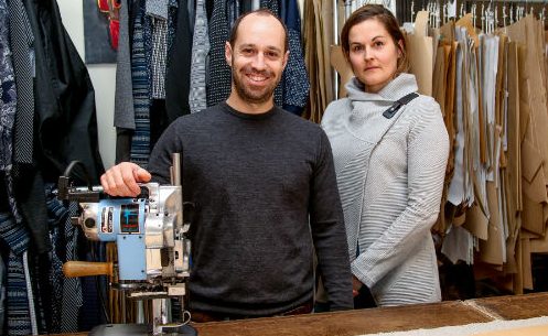 Sébastien Faucher et Virginie Fortier souhaiteraient vendre leurs vêtements dans une cinquantaine de boutiques aux États-Unis et en Europe.
Photo Pascal Cournoyer | Les 2 Rives ©