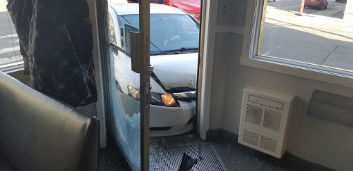 Le véhicule a percuté l'entrée du restaurant. 
Photo tirée de la Page Facebook du restaurant Boisvert