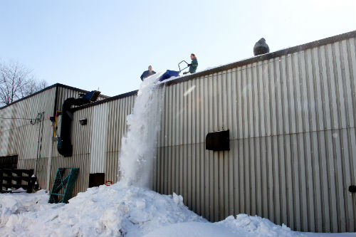 L'entreprise Toiture Excellence peut compter sur plusieurs travailleurs pour déneiger les toitures. 
Photo Pascal Cournoyer | Les 2 Rives ©