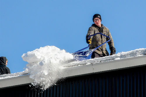 L'entreprise Toiture Excellence peut compter sur plusieurs travailleurs pour déneiger les toitures. 
Photo Pascal Cournoyer | Les 2 Rives ©