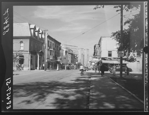Une rue commerciale de Sorel, co. Richelieu, tirée des Archives nationales du Québec. La photo a été prise en 1951. Elle provient de Paul Carpentier.  
Photo gracieuseté