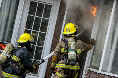 Les pompiers sont entrés dans le bâtiment peu après être arrivés sur les lieux pour combattre les flammes qui ont débuté au dernier étage. 
Photo Pascal Cournoyer | Les 2 Rives ©