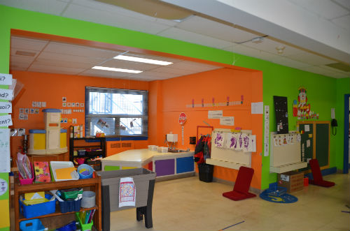 La classe est aménagée selon les besoins d'un enfant de 4 ans. 
Photo Katy Desrosiers | Les 2 Rives ©