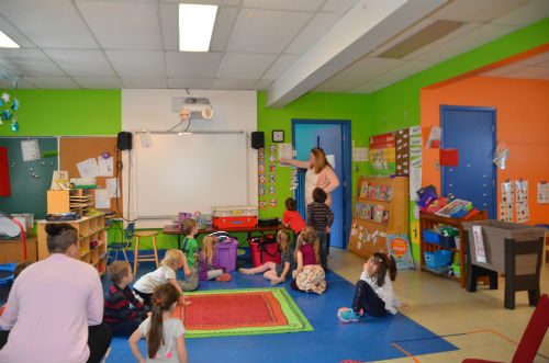 La classe est aménagée selon les besoins d'un enfant de 4 ans. 
Photo Katy Desrosiers | Les 2 Rives ©