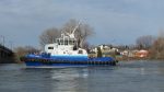 Un bateau accroche le dessous du pont Turcotte