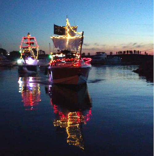 La 1re parade de bateaux illuminés avait attiré près de 1000 personnes le long du fleuve. 
Photo gracieuseté