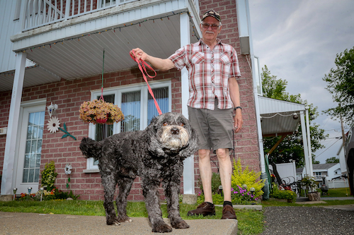 Fortunat Perron est craintif de circuler avec son chien sur sa rue. 
Photo Pascal Cournoyer | Les 2 Rives © 