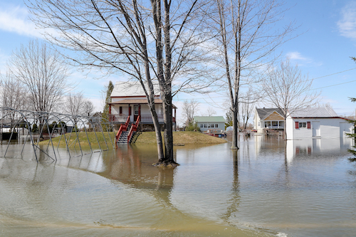 Lors des dernières inondations au printemps 2019, certaines maisons à Sainte-Anne-de-Sorel ont été épargnées grâce au nivellement du sol. 
Photothèque| Les 2 Rives © 