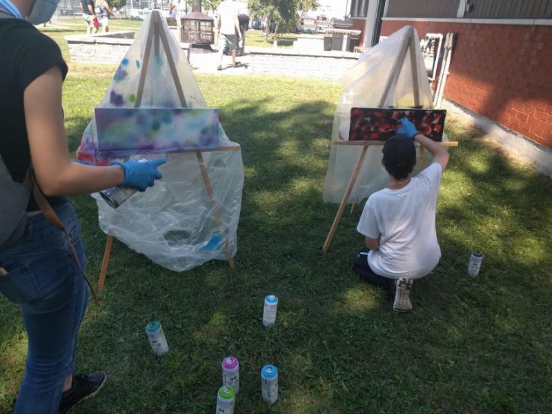 Des jeunes ont pu se pratiquer à peindre des graffitis lors d'un atelier préparatoire. 
Photo gracieuseté 
