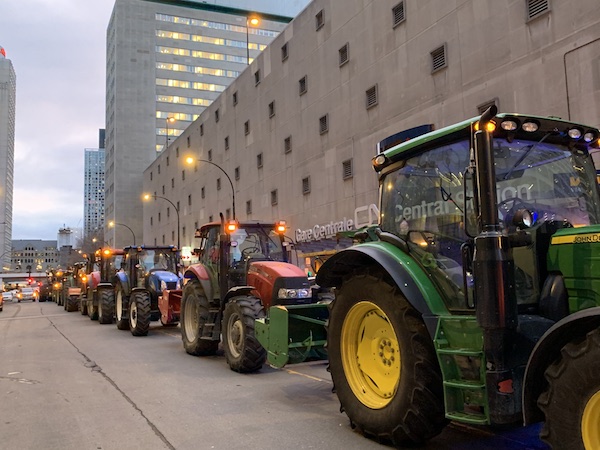 Des producteurs ont circulé en tracteur dans les rues de Montréal pour se faire entendre devant les bureaux du CN.
Photo gracieuseté