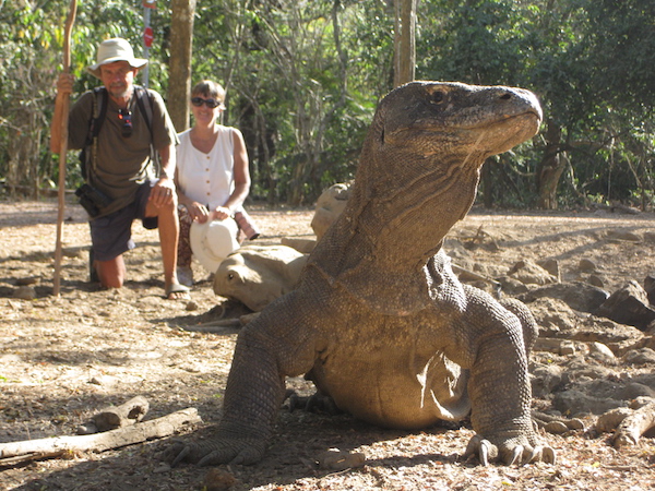 Yvon Legault et Carmelle Rouselle lors d’une rencontre avec un Dragon de Komodo. 
Photo gracieuseté