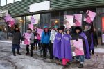 Des responsables en services éducatifs à la petite enfance ont manifesté devant le bureau de Jean-Bernard Émond