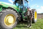 Sur le tracteur de la ferme familiale à 97 ans