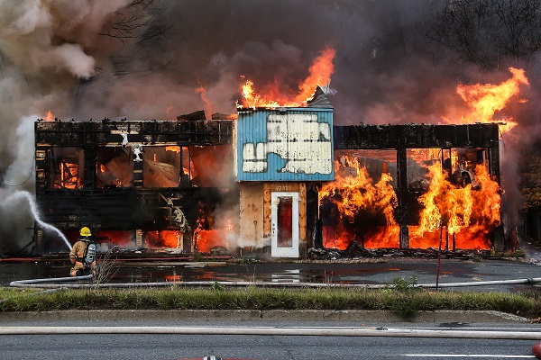 Le feu a pris dans le bâtiment inoccupé sur le boulevard Fiset. 
Photo Pascal Cournoyer | Les 2 Rives ©
