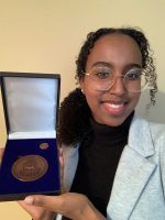 Deka Ibrahim reçoit une médaille de lieutenant-gouverneur pour la jeunesse