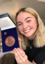 Jade Camirand reçoit une médaille de lieutenant-gouverneur pour la jeunesse
