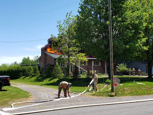 Des travaux de soudure ont causé un incendie important dans une résidence du chemin des Patriotes à Saint-Ours. 
Photo Alexandre Brouillard | Les 2 Rives ©