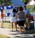 Xavier Barsalou-Duval distribuera des trousses de pavoisement pour la Fête nationale du Québec