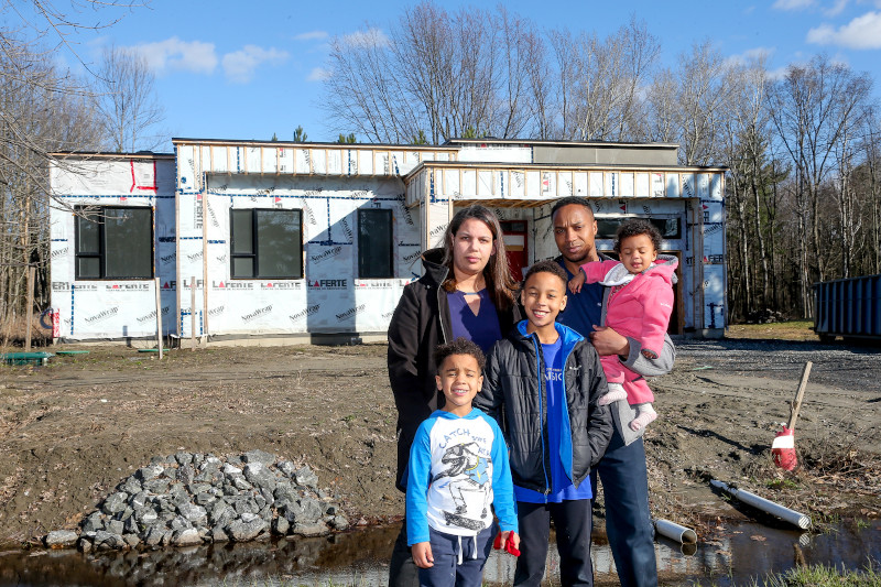 La famille Rodrigues espère un miracle pour être en mesure de prendre possession de la maison qu’ils attendent depuis près de deux ans. Photo | Les 2 Rives ©