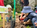 Des tout-petits de la MRC de Pierre-De Saurel plantent plus de 50 arbres