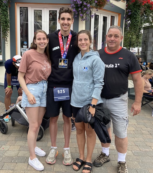 Benoit Drouin avec sa sœur, sa copine et son père au Mont-Tremblant.
Photo gracieuseté