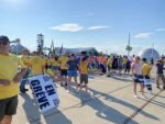 Les cols bleus marchent dans les rues du centre-ville de Sorel-Tracy