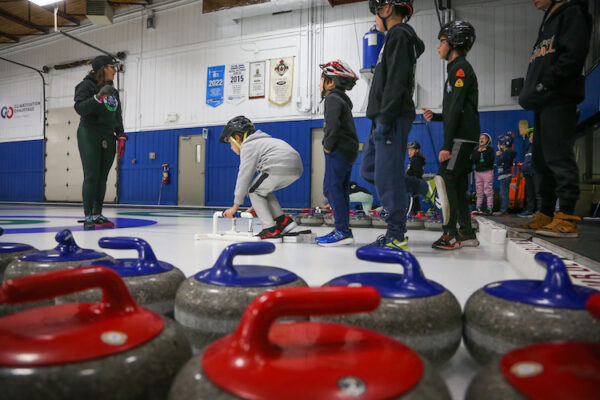 Un engouement marqué pour les jeunes au curling