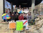 Des citoyens de la région prennent part à une manifestation sur le logement à Drummondville