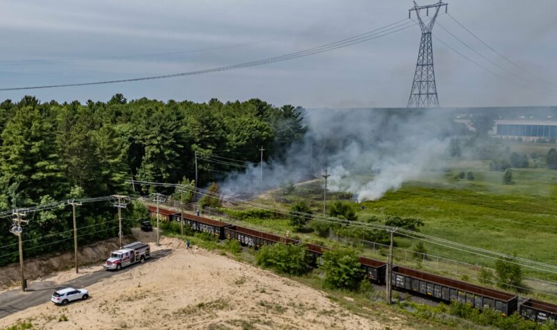 Un feu de broussailles visible de loin dans le secteur industriel