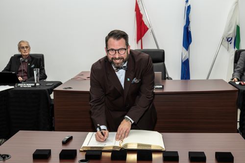 Emprunt de près de 15 M$, histoires de dépotoirs et signature du Livre d’or